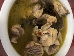 小鸡炖蘑菇-北京龙庆四季香农家饭庄·灶台鱼·碳烤虹鳟鱼(龙庆峡店)