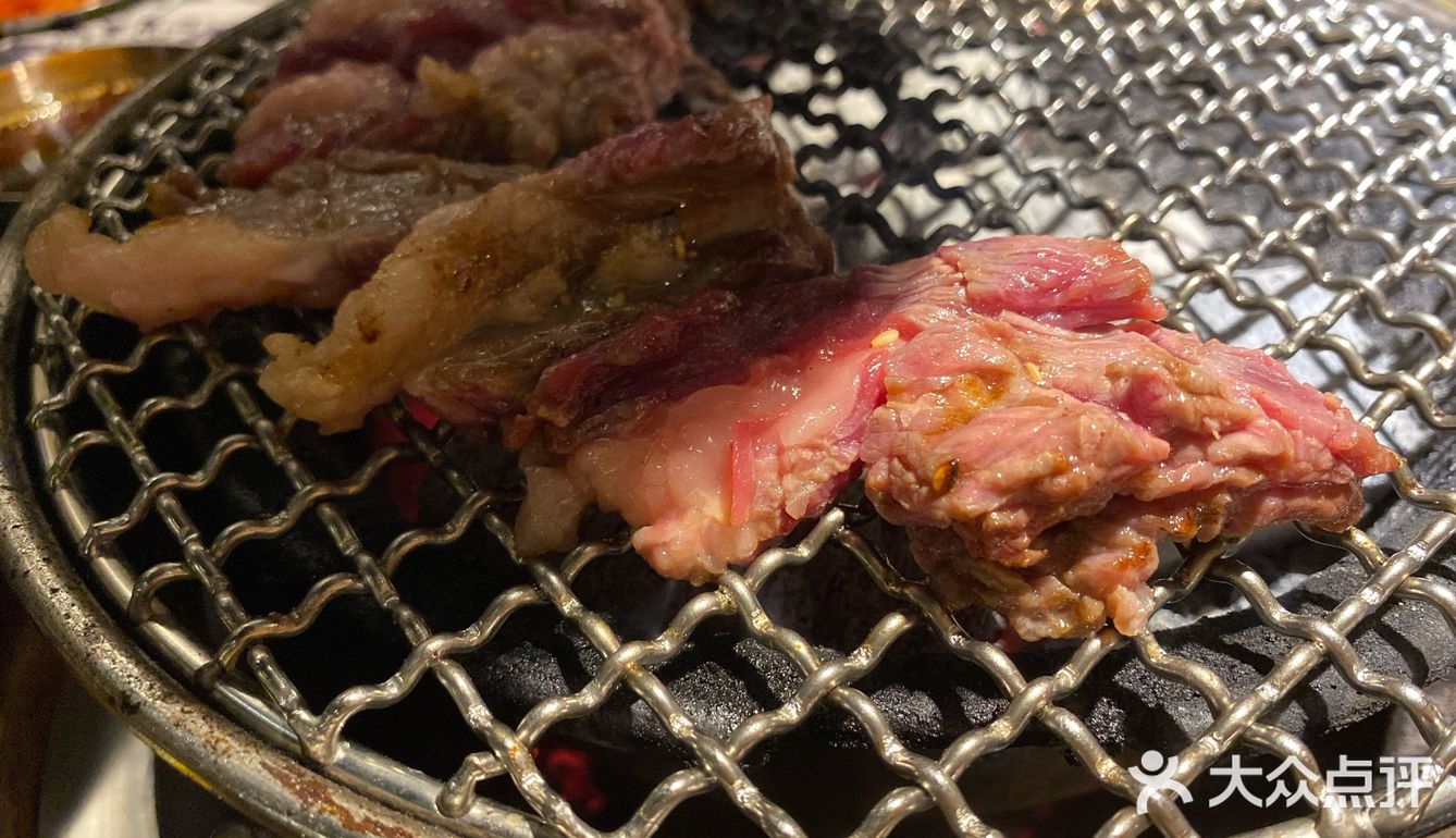 这家烤肉店五点到还要排队一小时，不过值得！