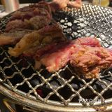这家烤肉店五点到还要排队一小时，不过值得！