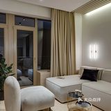 进入室内，玄关的设计比较简单 换鞋凳、鞋柜靠角落摆放