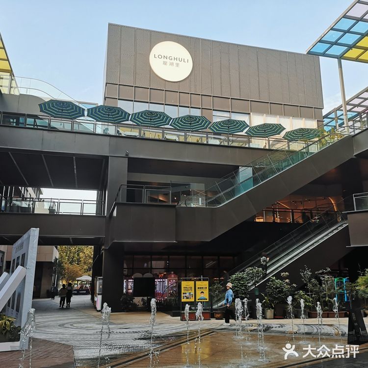 位于郑州最贵地段北龙湖的商业体。