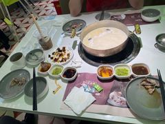 -洪氏嗨捞·广东猪肚鸡·椰子鸡火锅(西咸万象城店)
