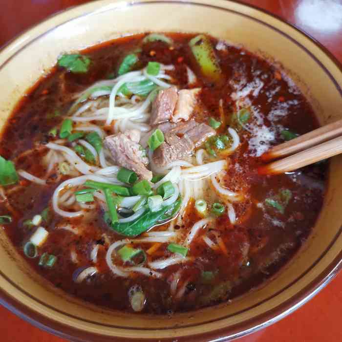 打分 阆中牛肉面随处可见,特别便宜,但是跟我在重庆吃的牛肉面不一样
