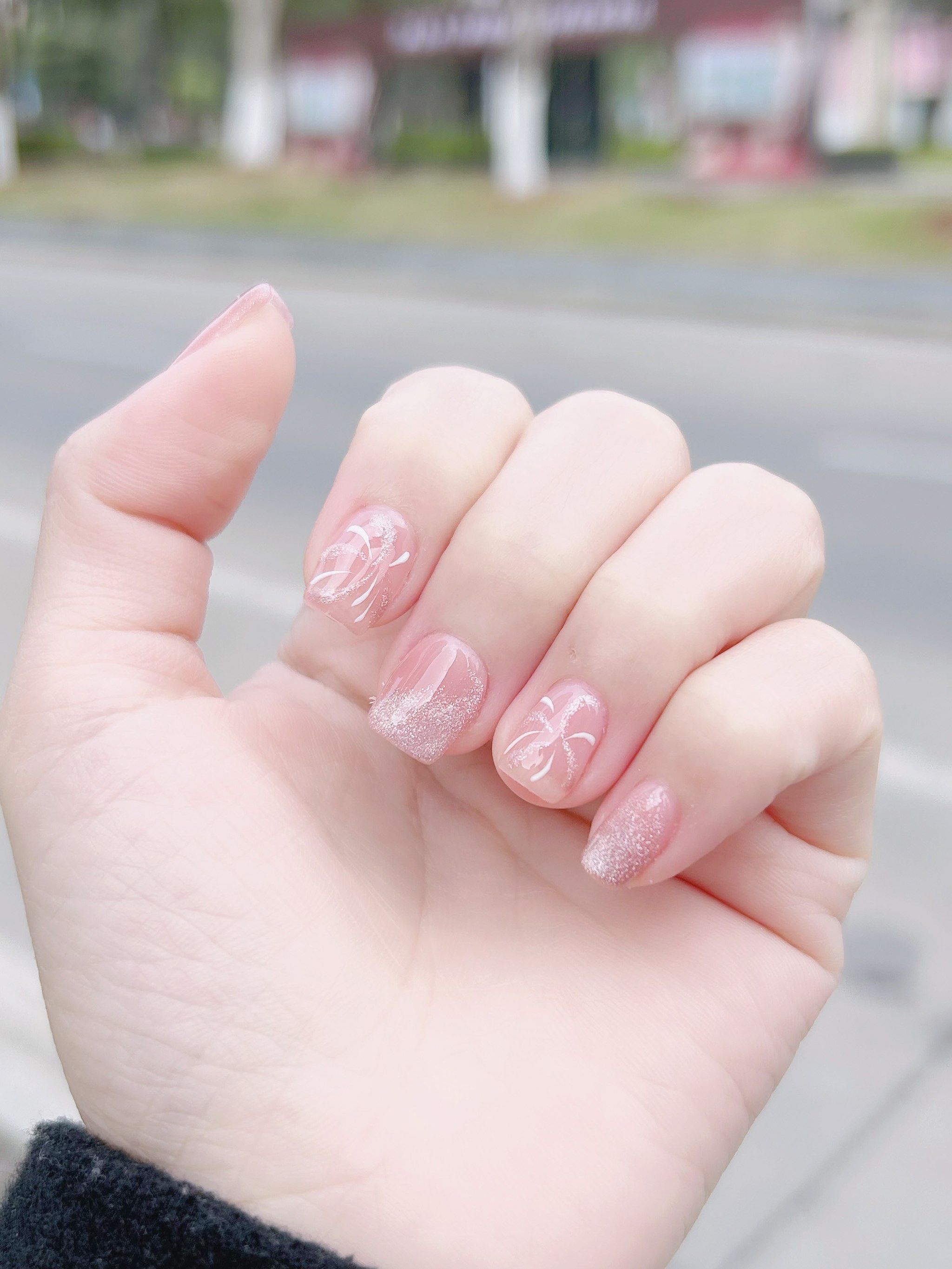 n猫眼和烟花🎆的图案搭配
很自然松弛的富家千金感,真的拿捏了