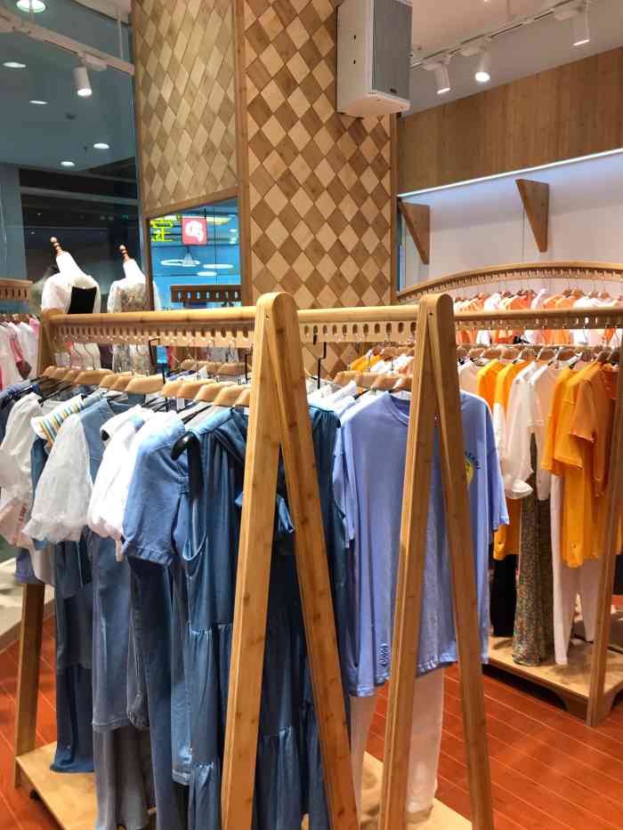 12点评  做完脸回家路上被店里的衣服风格吸引了基本是同一色系的搭配