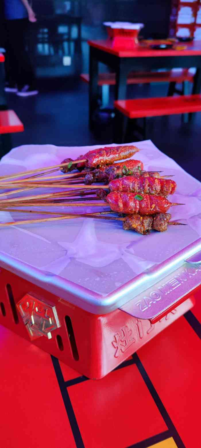 灶门坎卤味烧烤(小寨店)-"明星网红店,装修风格是现代时尚的风格.「.