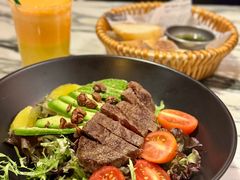 烤牛肉彩虹时蔬沙拉-at cafe 意大利餐厅(集美店)
