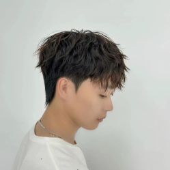 -一家只做男发烫染的店