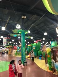 -维佳童话镇演出现场(徐东店)