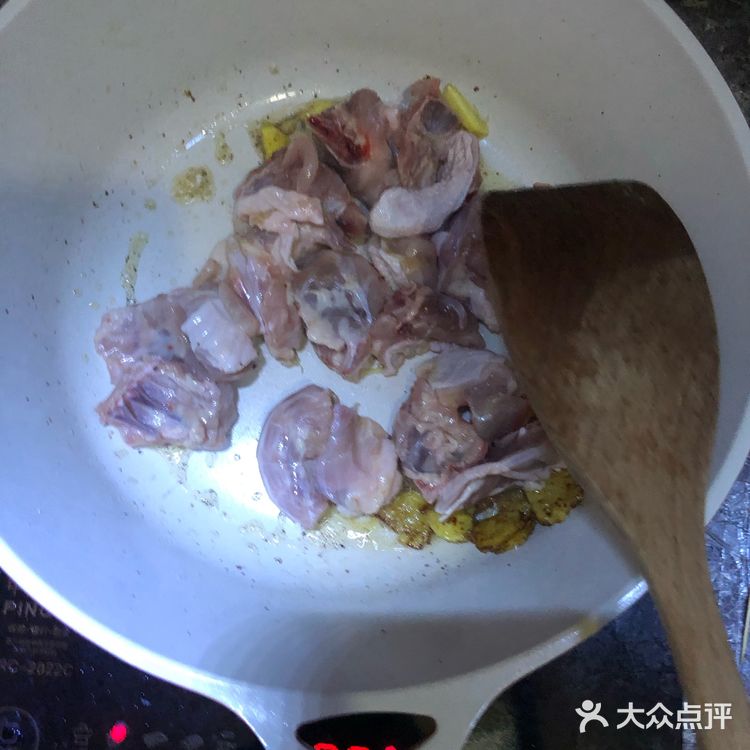 一盘适合一家老少享用的开胃菜榨菜炒鸡肉