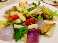 酸辣藕尖炒猪颈肉-盈旺小厨·非遗黄鳝饭(泰康路店)