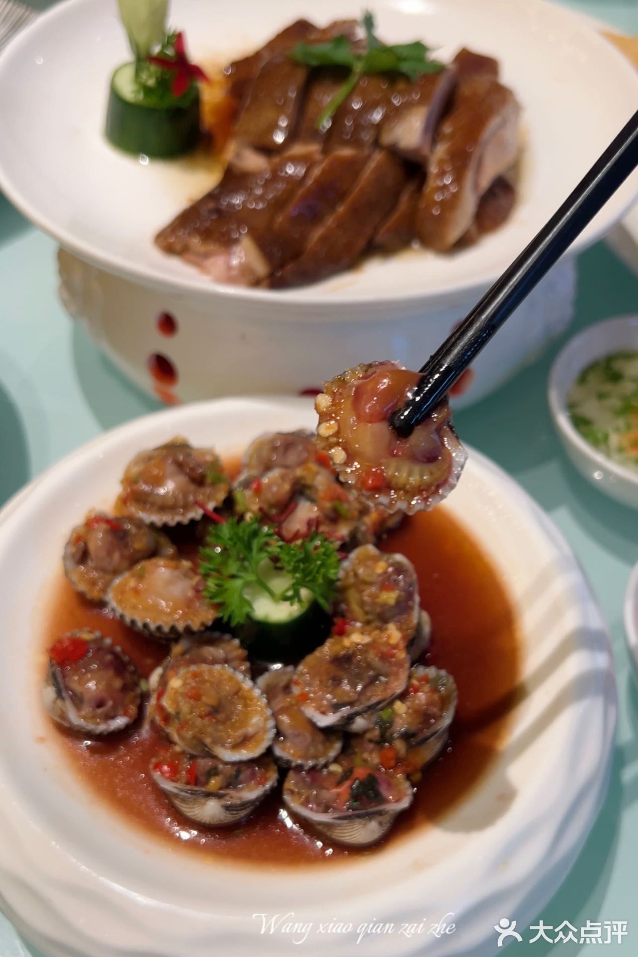 大肠中间夹着大葱蘸上特制酱料一口大满足呀