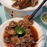 大肠中间夹着大葱蘸上特制酱料一口大满足呀