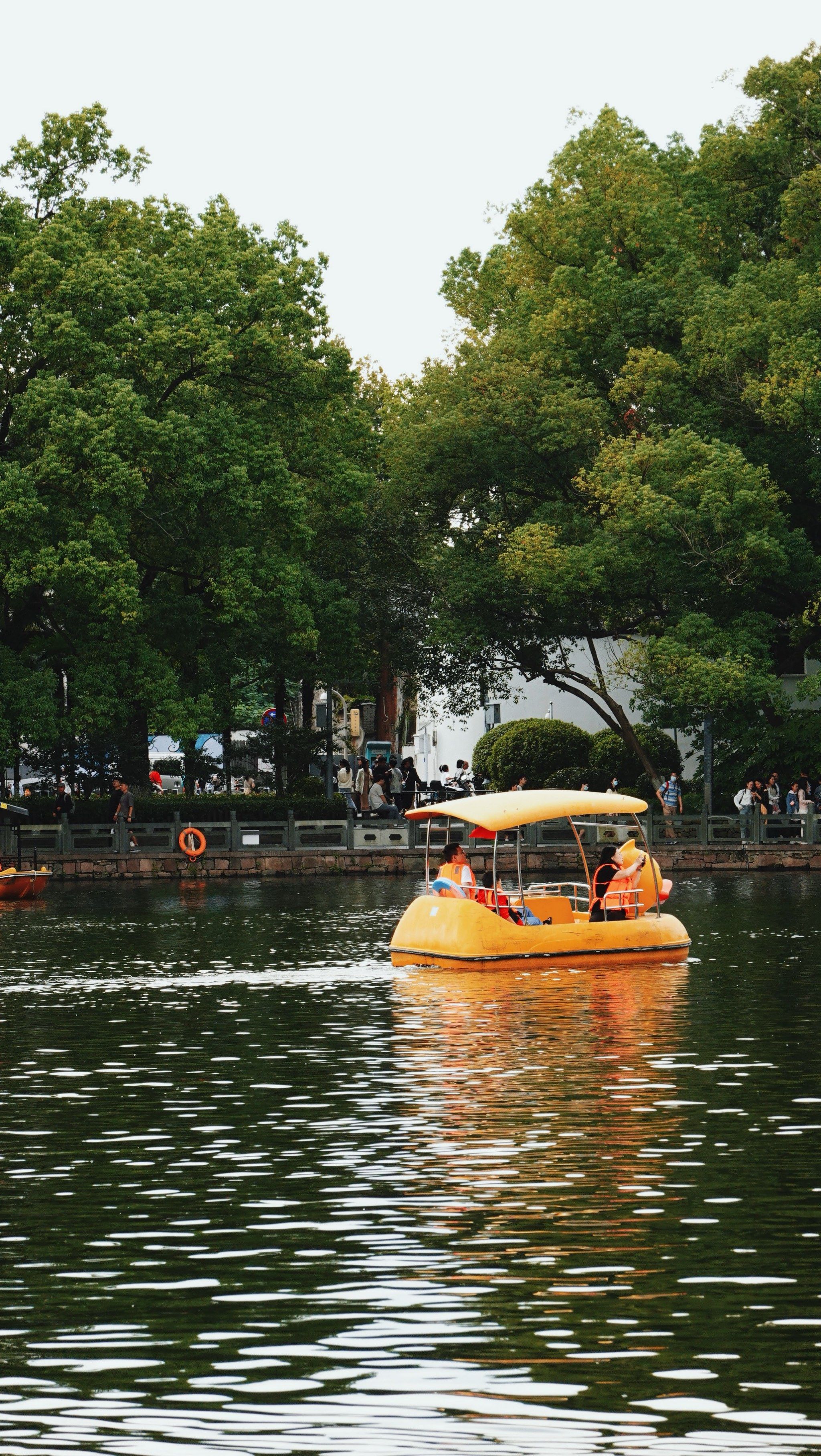 就在天一阁旁边,很典型的城市公园,巧的是武汉也有一座"