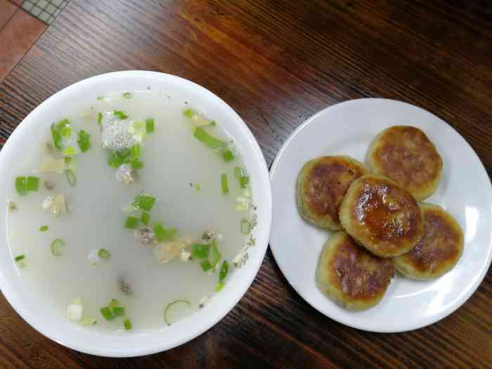 打分 就在朋友家邊上,火勺特別酥脆,羊湯也特別乾淨,裡面的料很足,不