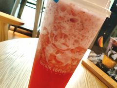 草莓茉香芝士茶-瑞幸咖啡(怡富广场店)