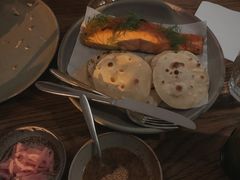 烟熏三文鱼配烤饺子皮和芥末籽酱-BOR Eatery(安福路店)