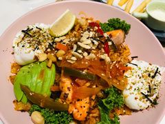 煎三文鱼牛油果波蛋藜麦饭-乔泰勒JOETYLER西餐厅(曲江店)
