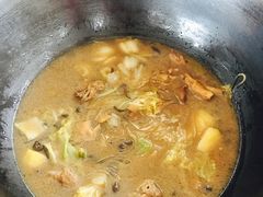 小鸡炖蘑菇-粘豆包柴火铁锅炖