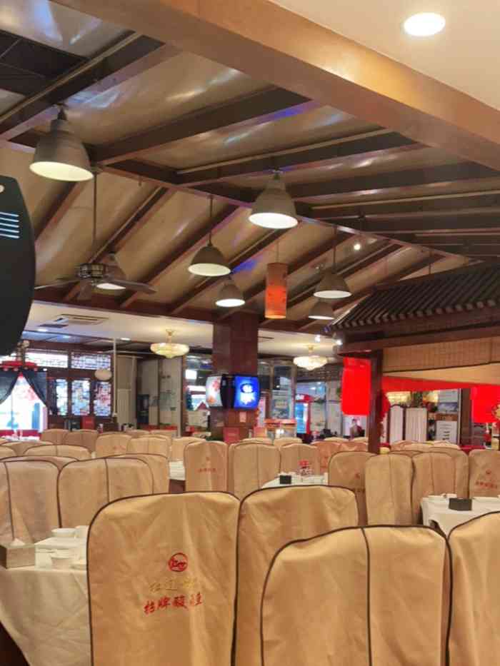 红莲烤鸭店(红莲北里店)-"以前经常来的店,今天发现服务员全换了服务.