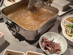 滚滚牛骨原汤锅-左庭右院鲜牛肉火锅黑金店(陆家嘴中心店)