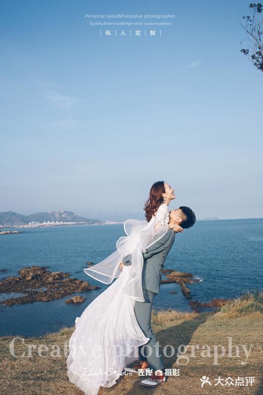 给大家分享一组旅拍风格的婚纱照客片
