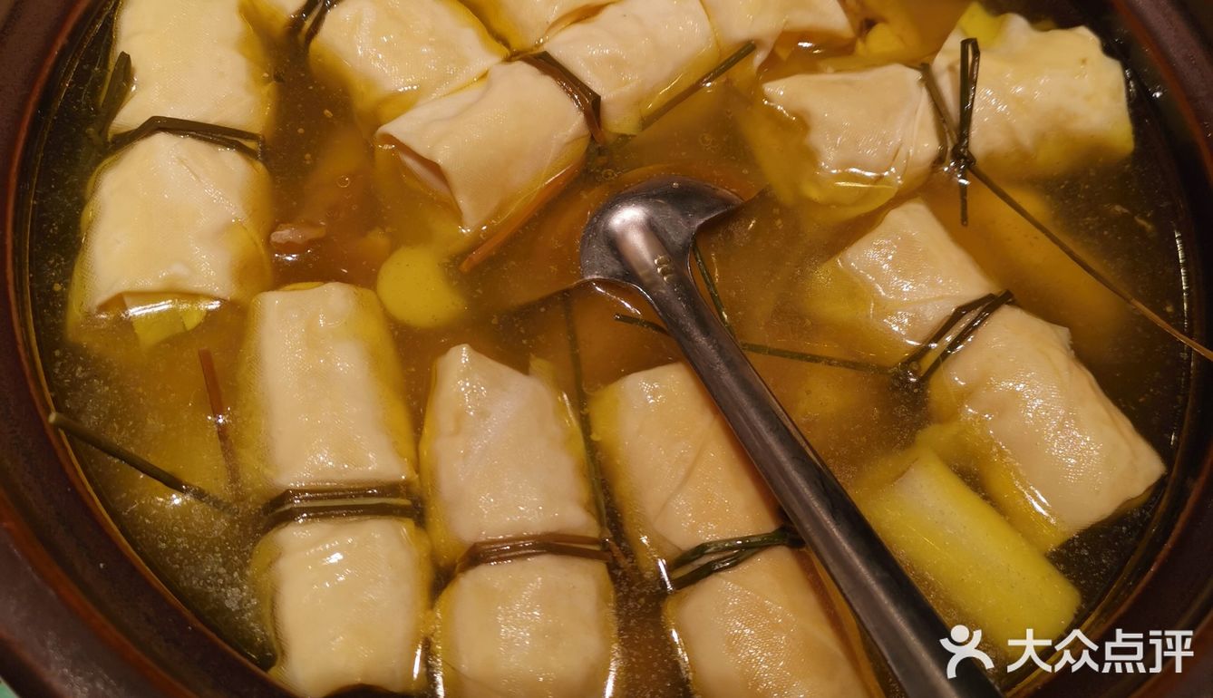 主打松江本帮菜，开了很久，特色菜是勾魂鱼，那个鱼汤真的挺勾魂