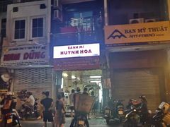 -Bánh Mì Huynh Hoa