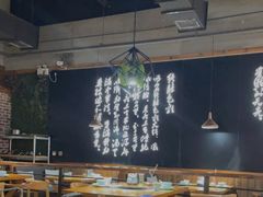 大堂-洪氏嗨捞·广东猪肚鸡·椰子鸡火锅(西咸万象城店)