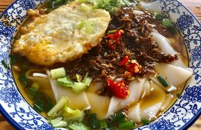 Dry Pak Choi Stir-Fried with Minced Pork and Noodles