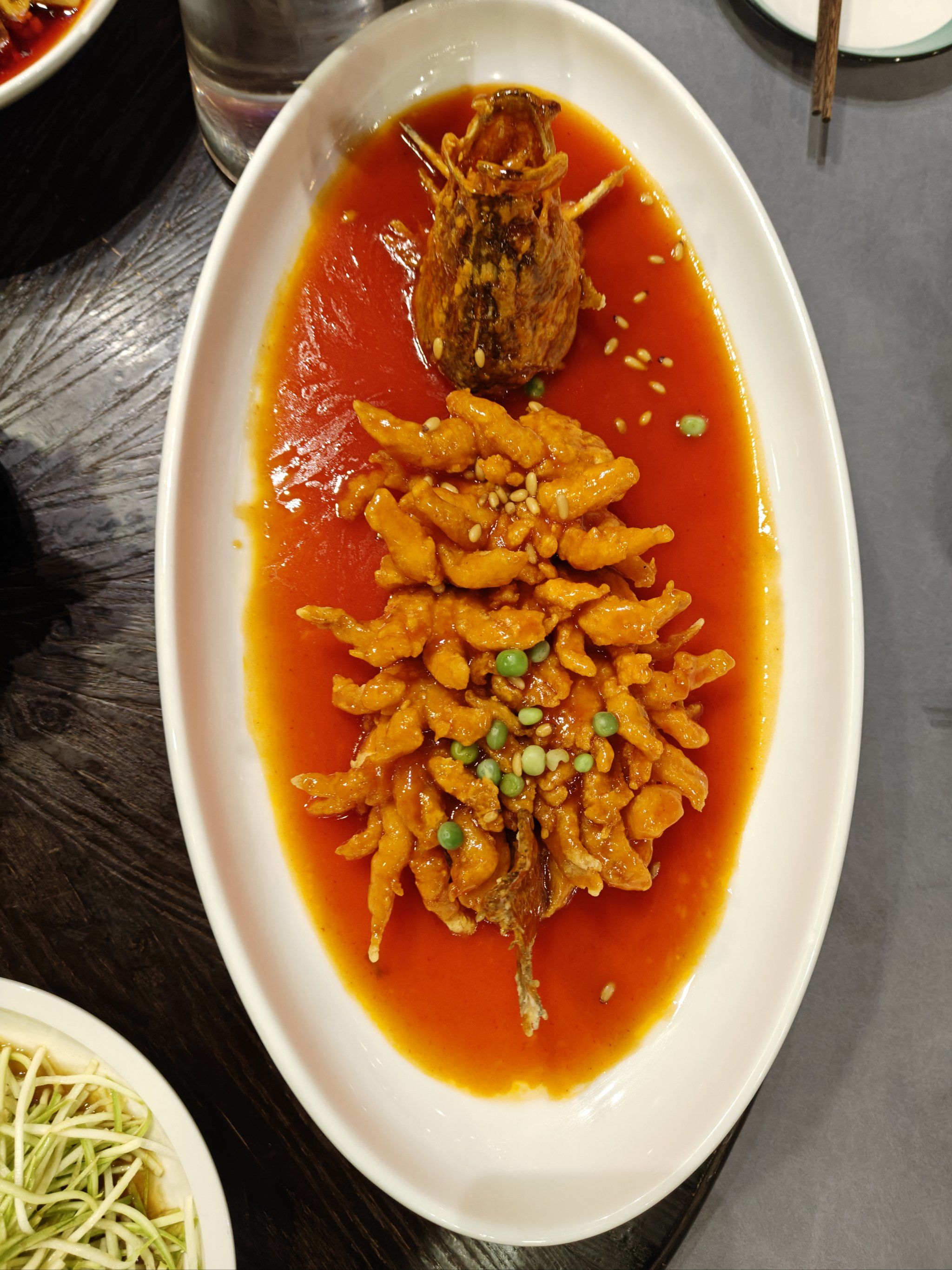 峨嵋酒家的川菜做得较为地道.比如鱼香类菜品