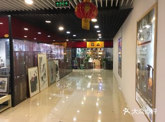 地处天通苑这种鸟不拉屎的地方，这家古玩城尽管装修精致