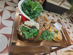 -洪氏嗨捞·广东猪肚鸡·椰子鸡火锅(西咸万象城店)