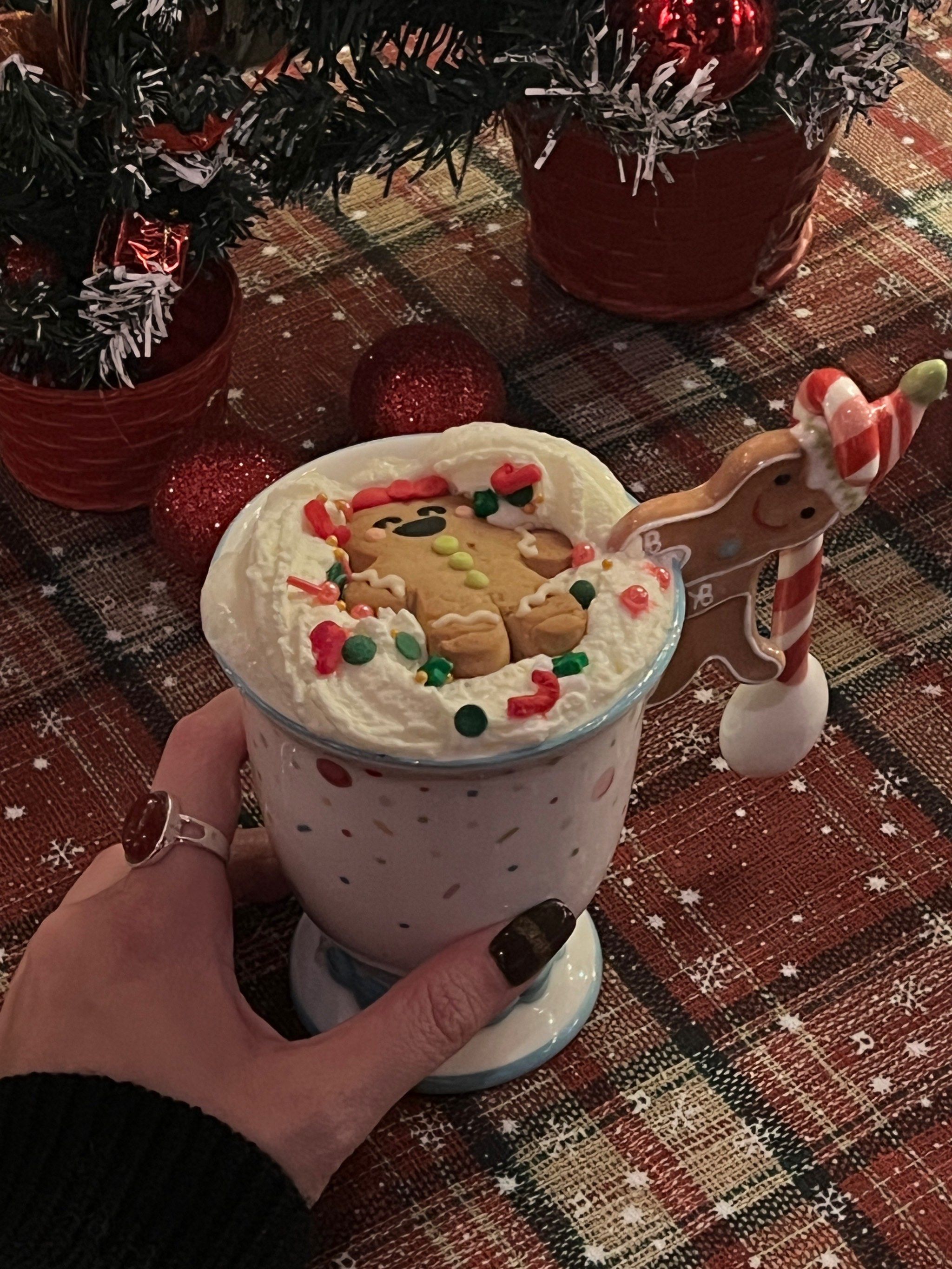 提前感受圣诞氛围!喝到可爱的姜饼人奶酒!