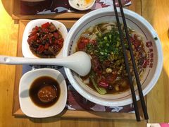 -呷佬·长沙手工米粉(金沙江路店)