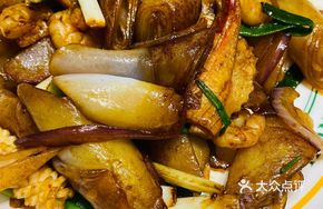 Seafood Stir-Fried Rice Noodle Rolls