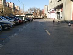 -枫蓝国际购物中心-地面停车场