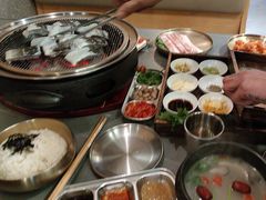 -围炉肉舍•炭烤活鳗•丹东海鲜烤肉(步行街店)