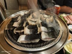 -围炉肉舍•炭烤活鳗•丹东海鲜烤肉(步行街店)