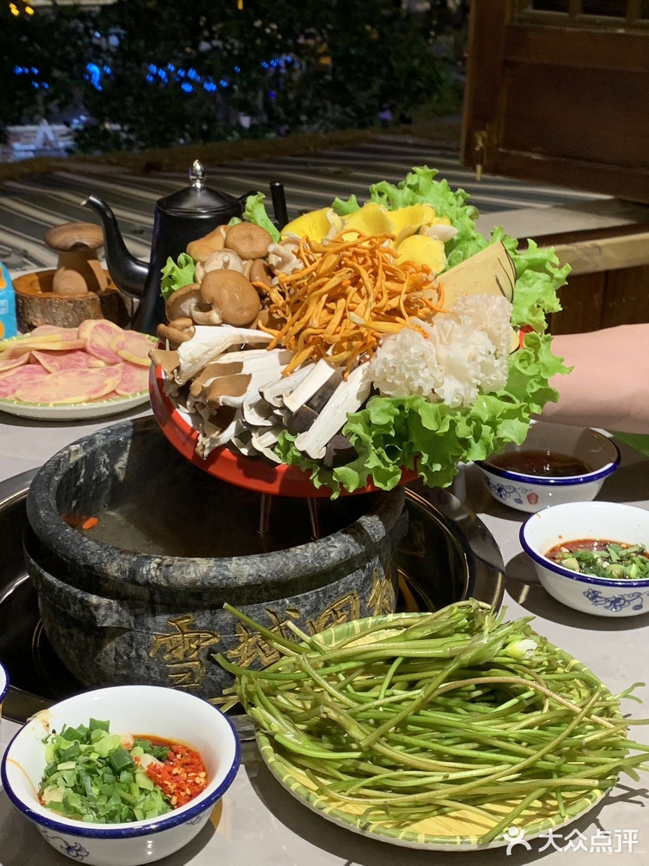 田村野生菌石锅鸡!鲜到跺脚!!