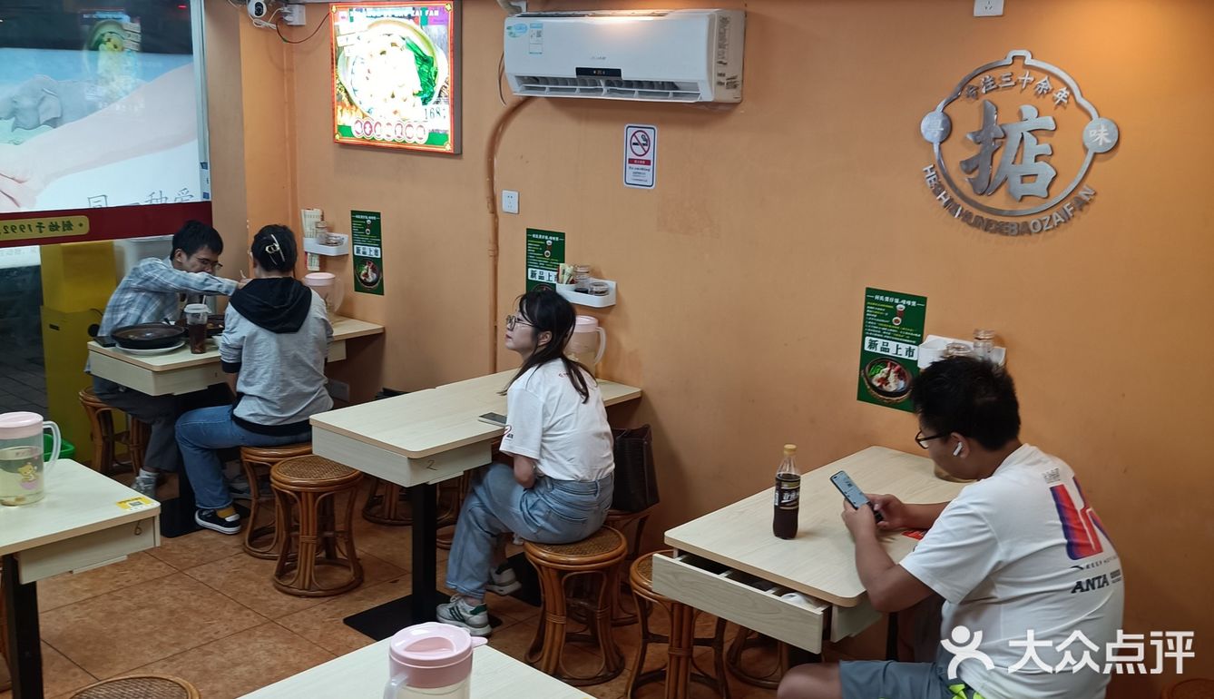 论顺德老字号煲仔饭，我选西门口的“何氏煲仔饭”，美女都爱[呲牙]
