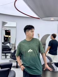 -一家只做男发烫染的店