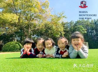 每一次对话,在我看来,是「温柔而坚定」的典范。