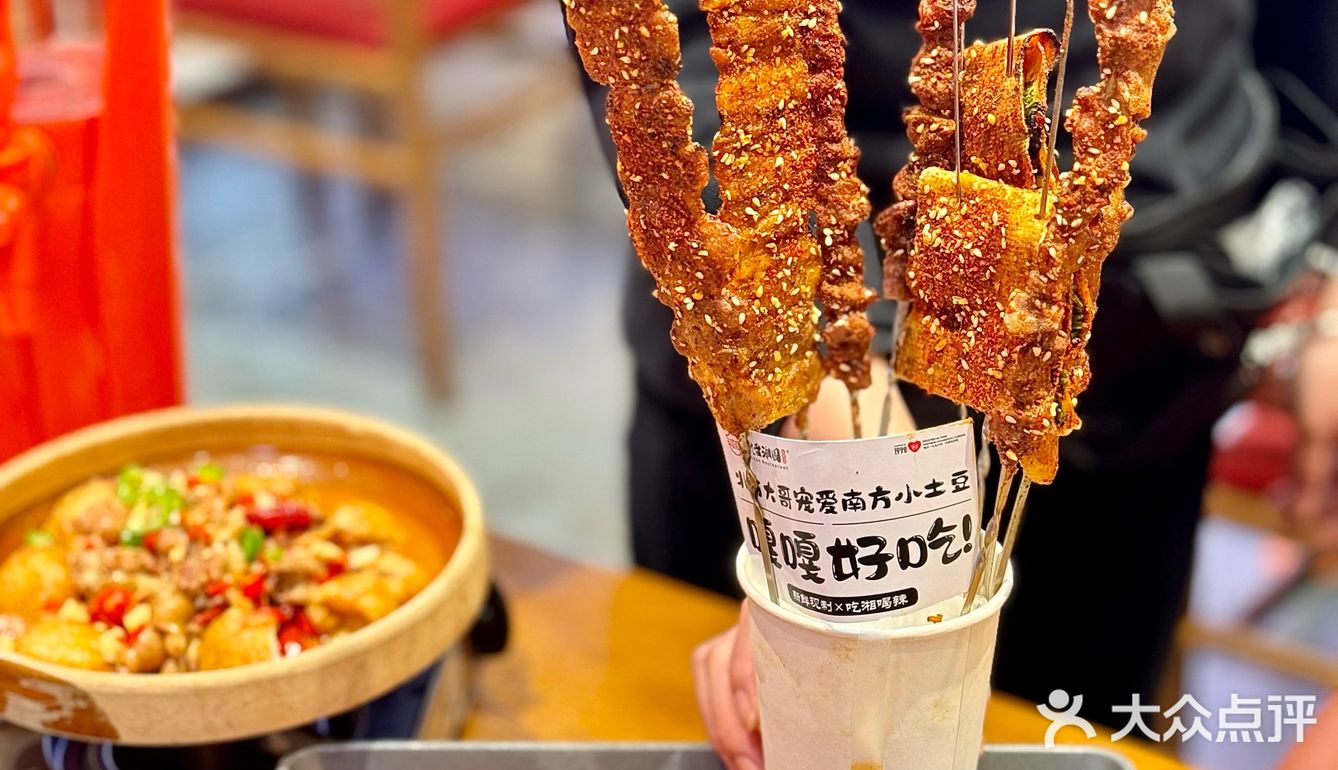 南方小帅哥来吃东北大串了！还有小土豆和冻梨！