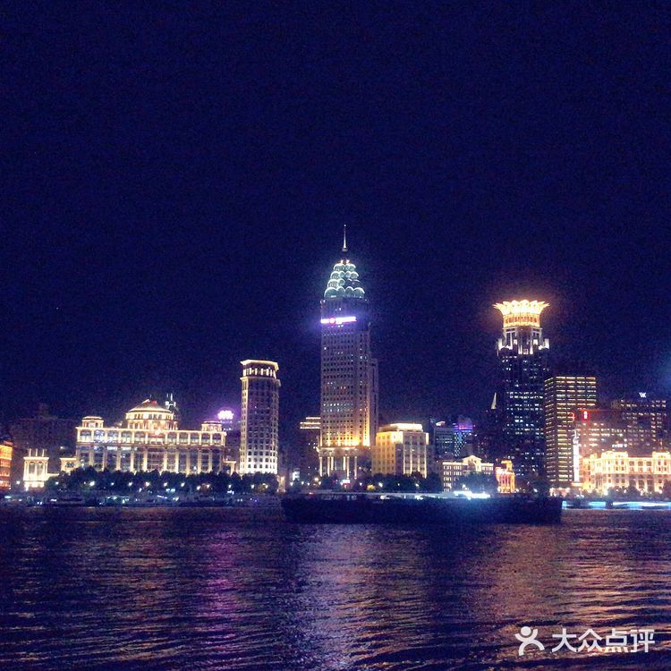 吹着江风，（有点冷），还是很舒服的