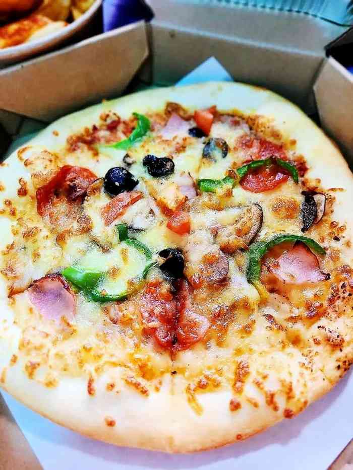 乌巢比萨主义主题餐厅(合生广场店)-"和妈妈逛街饿了来吃比萨,看着都