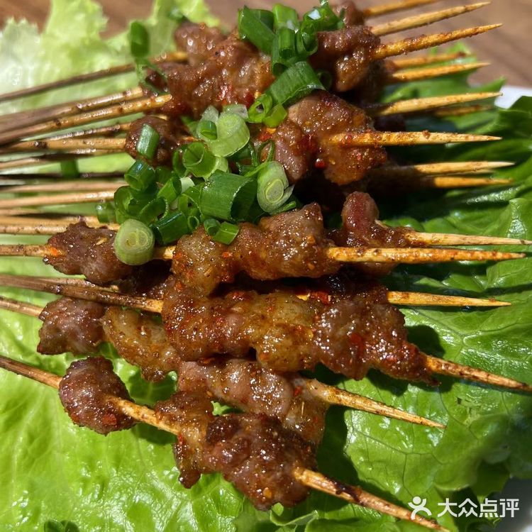 快来品尝独特的牦牛肉火锅吧！这里的牦牛肉来自高原