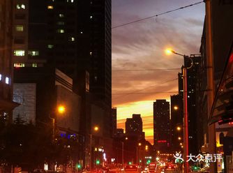 最近，每天穿梭于三八广场，  看到它的清晨、黄昏和夜