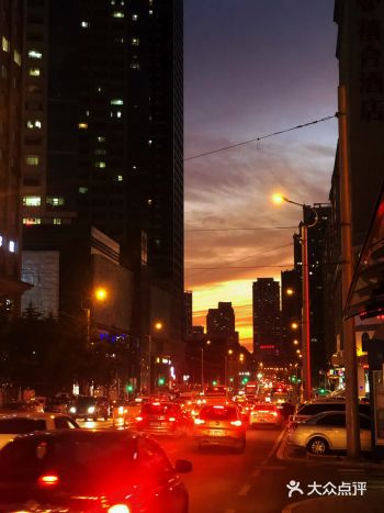 最近，每天穿梭于三八广场，  看到它的清晨、黄昏和夜