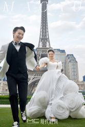 -现代经典婚纱摄影